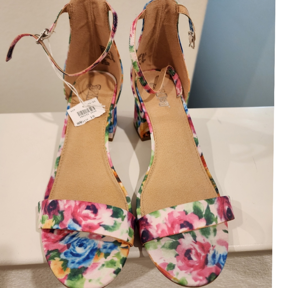NWT women's sandals